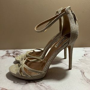Badgley Mischka Womens Signify Ankle Strap Sandals Gold Heels Shoe Size 10.